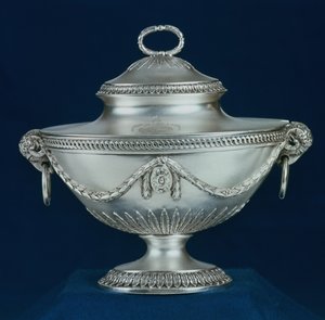 Sauskom, een van een paar, reproductie van een ontwerp gemaakt door Robert Adam een jaar eerder voor een soepterrine, gemaakt door John Carter, Londen, 1774, zilver